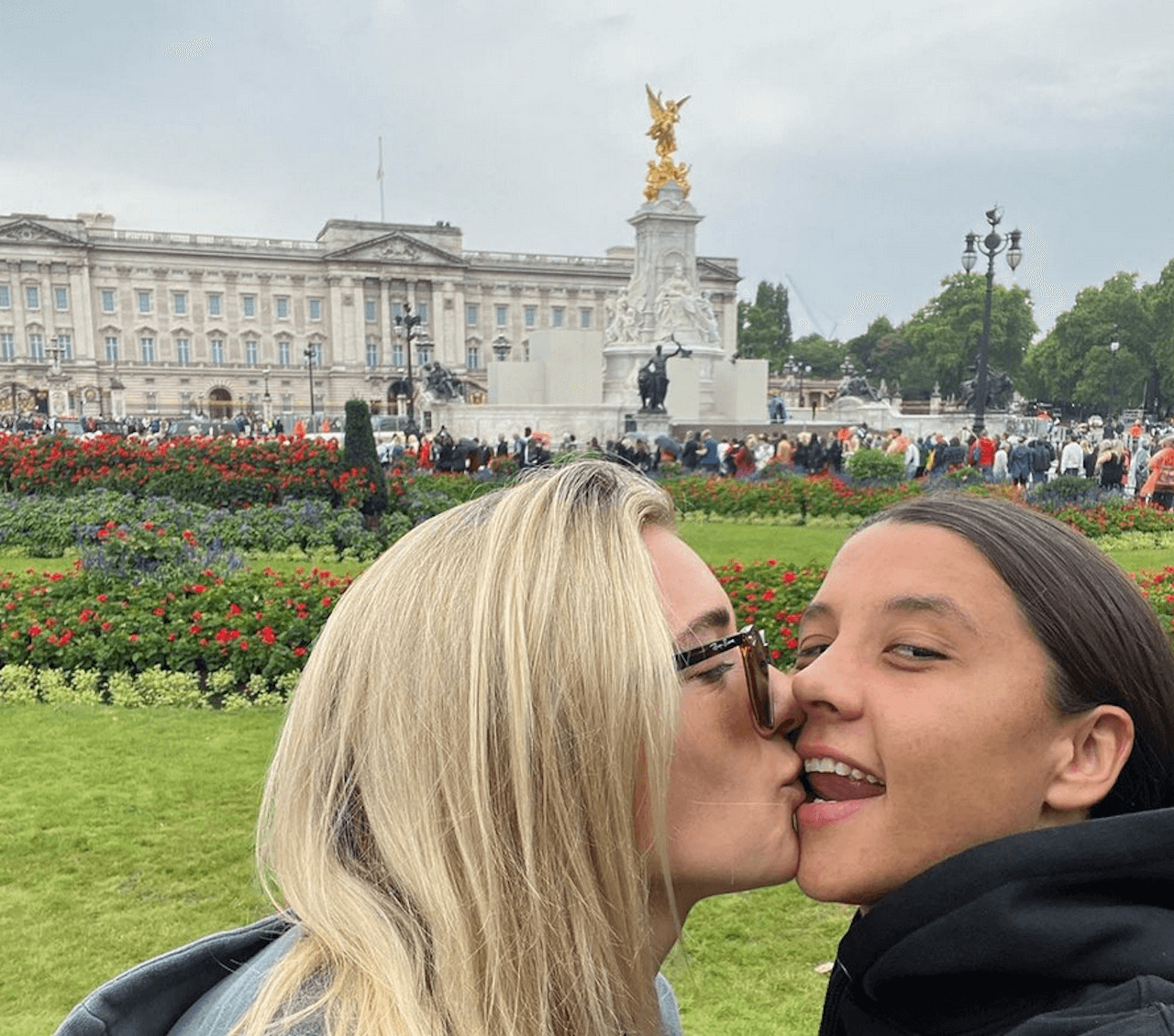 Le calcialtrici Sam Kerr e Kristie Mewis diventano mamme, pioggia di insulti omofobi - Sam Kerr e Kristie Mewis 2 - Gay.it