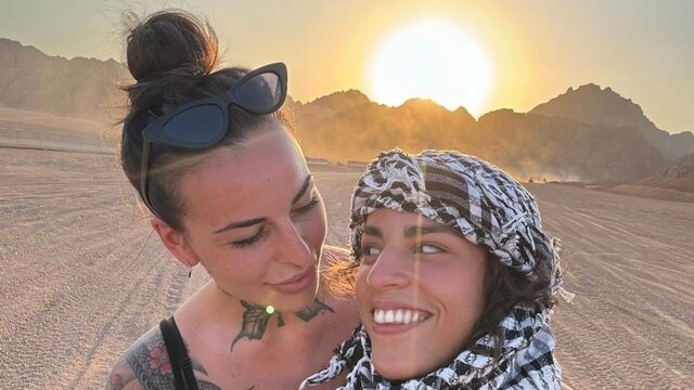 Sarra Shili, l'ex calciatrice sposa Gaia: "Per i miei genitori musulmani è una vergogna avere una figlia lesbica" - Sarra Shili e Gaia - Gay.it