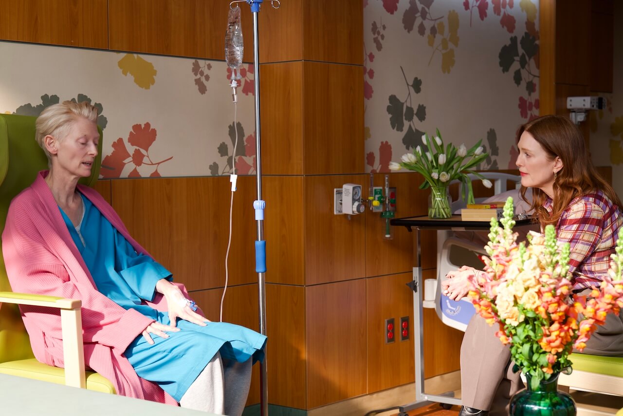 La Stanza Accanto di Pedro Almodovar con Tilda Swinton e Julianne Moore