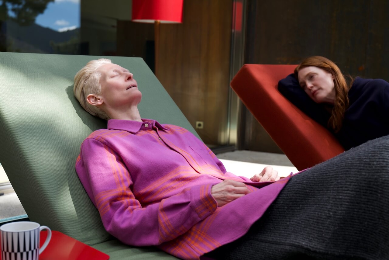 La Stanza Accanto di Pedro Almodovar con Tilda Swinton e Julianne Moore