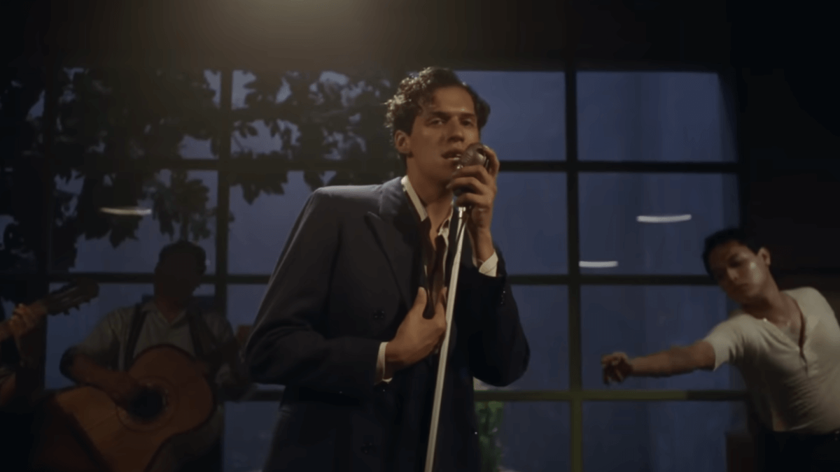 Te Maldigo, Omar Apollo canta per Queer. Il bellissimo video diretto da Luca Guadagnino