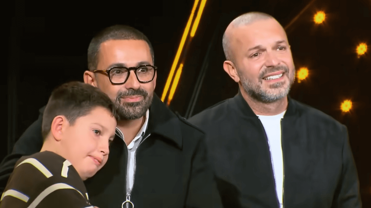 The Voice Kids, Gabriel emoziona e vola direttamente in finale insieme alla sua famiglia arcobaleno (VIDEO) - The Voice Kids Gabriel e la sua famiglia arcobaleno volano direttamente in finale VIDEO 2 - Gay.it