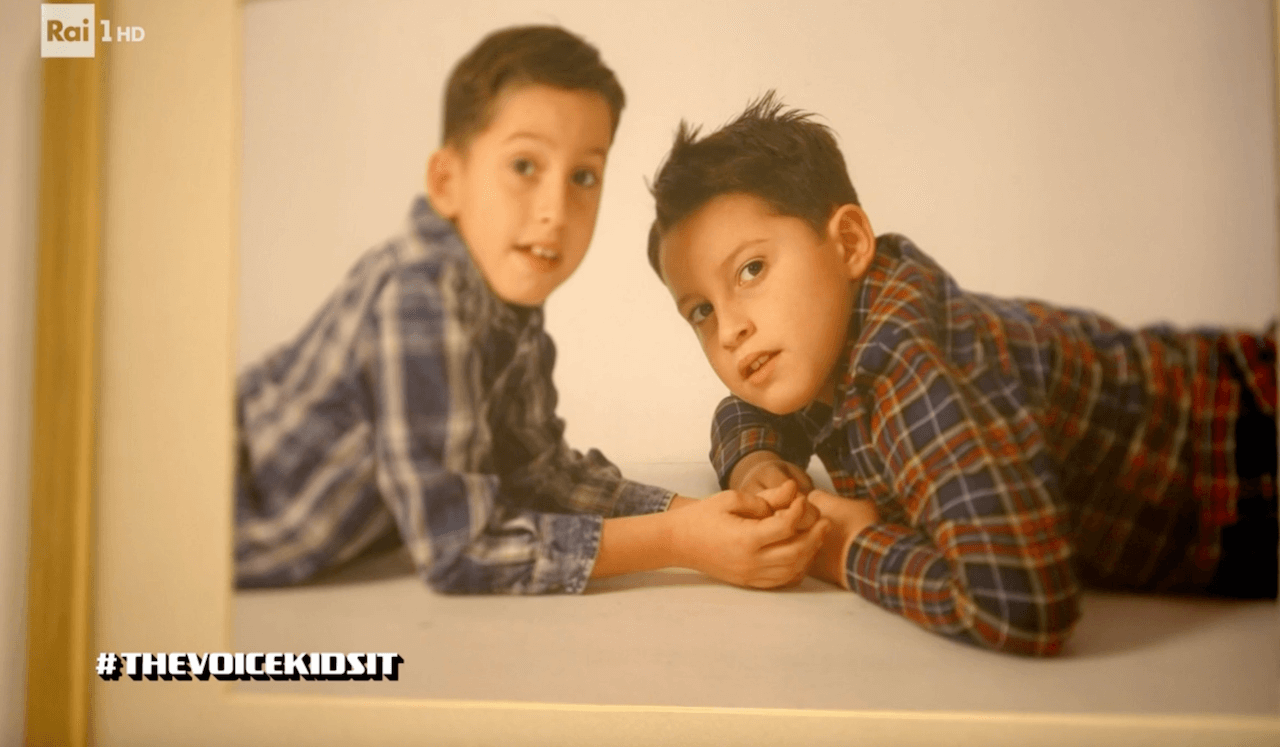 The Voice Kids, Gabriel emoziona e vola direttamente in finale insieme alla sua famiglia arcobaleno (VIDEO) - The Voice Kids Gabriel e la sua famiglia arcobaleno volano direttamente in finale VIDEO 4 - Gay.it