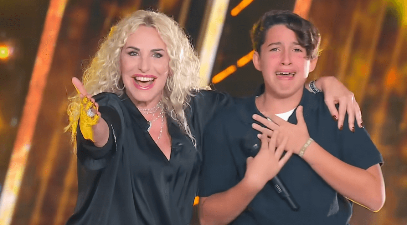 The Voice Kids, Gabriel emoziona e vola direttamente in finale insieme alla sua famiglia arcobaleno (VIDEO) - The Voice Kids Gabriel e la sua famiglia arcobaleno volano direttamente in finale VIDEO - Gay.it