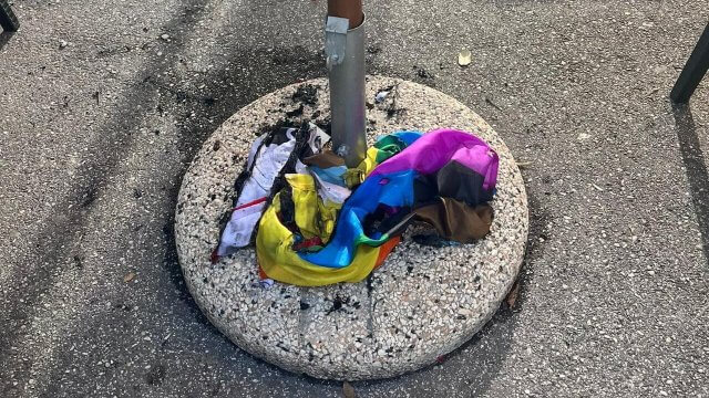 Trento, bandiera arcobaleno bruciata. Sabato sit-in "per dire NO all’odio e SÌ a una società inclusiva" - Trento bandiera rainbow bruciata. Sabato sit in per dire NO allodio e SI a una societa inclusiva - Gay.it