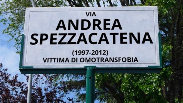 Roma, richiesta di intitolare strada ad Andrea Spezzacatena, Ragazzo dai Pantaloni Rosa vittima di omofobia - Via Spezzacatena - Gay.it
