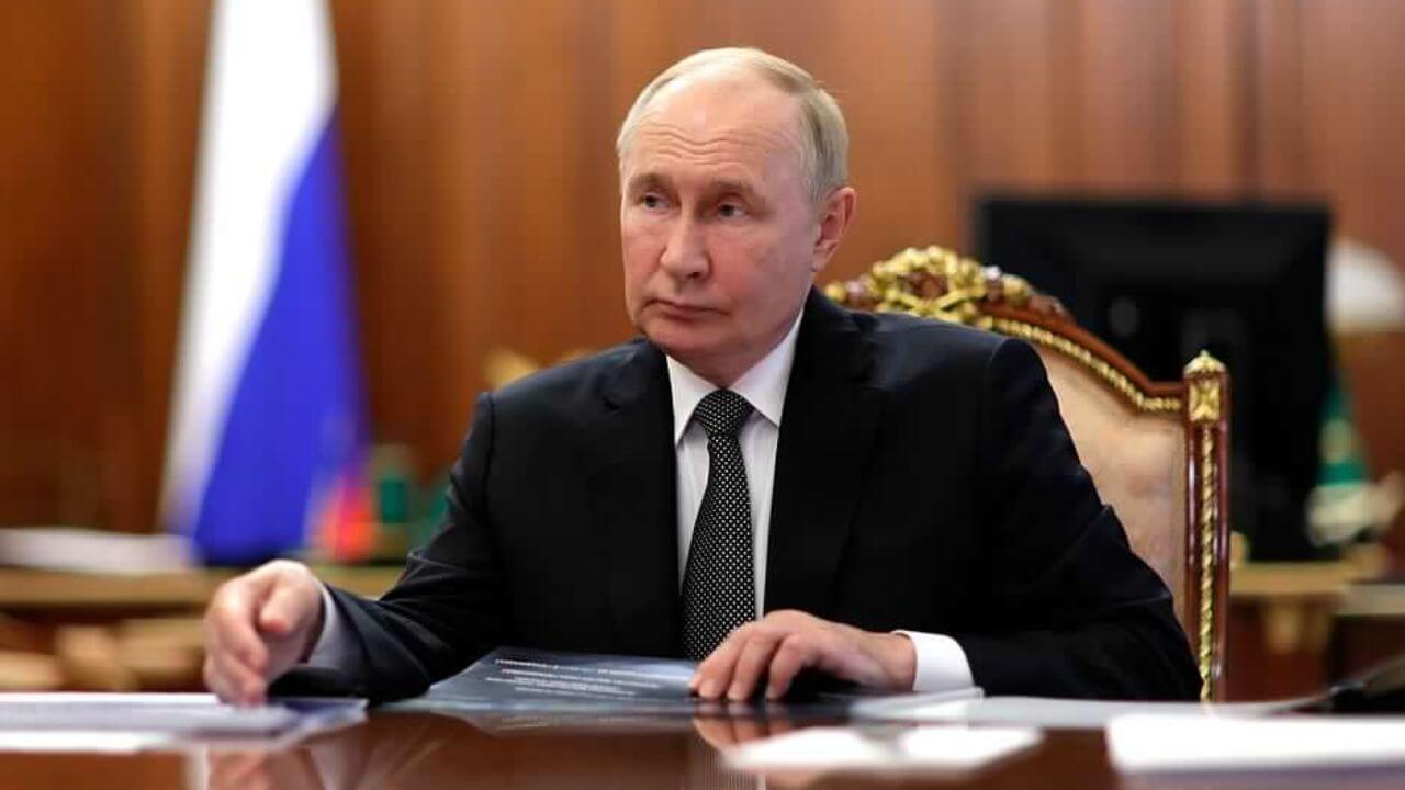 La Russia se la prende con donne e persone trans per il calo demografico: cosa sta succedendo
