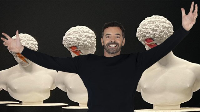Alberto Matano e alcune opere dell'artista Francesco Vezzoli, da lui particolarmente amate e che il giornalista ha messo in copertina sul suo libro "Vitamia"(Mondadori, 2024)