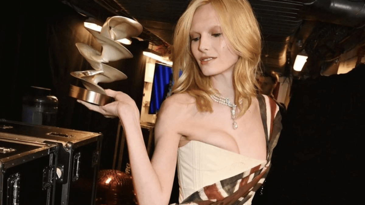 Alex Consani prima donna trans a vincere il premio Modella dell’Anno ai Fashion Awards 2024 (VIDEO)