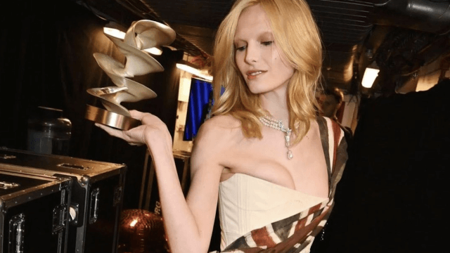 Alex Consani prima donna trans a vincere il premio Modella dell'Anno ai Fashion Awards 2024 (VIDEO) - Alex Consani - Gay.it