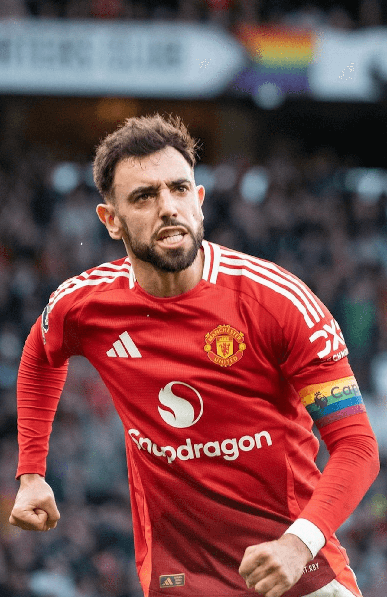 Mazraoui si rifiuta di indossare giacca rainbow perché musulmano e tutto il Manchester United cede al suo niet - Bruno Fernandes - Gay.it