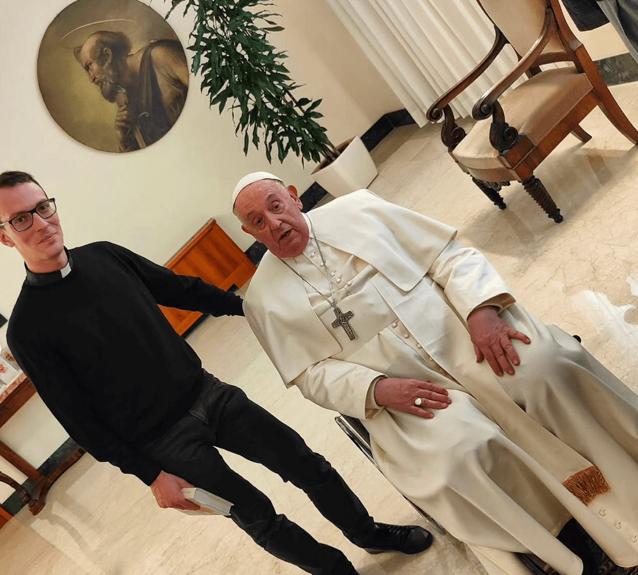 Don Ambrogio Mazzai, il prete di Verona contro l'albero fucsia del comune lancia un sondaggio a tinte omofobe (VIDEO) - Don Ambrogio Mazzai e il Papa - Gay.it