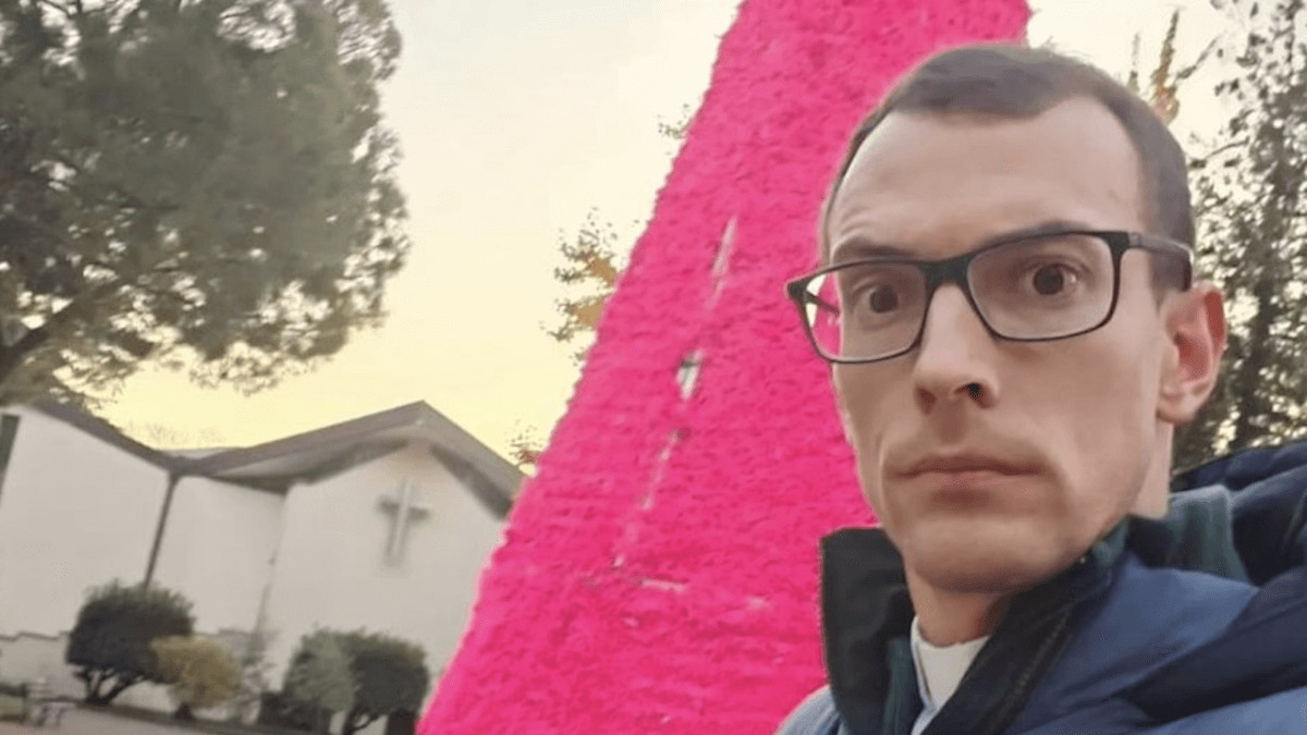 Don Ambrogio Mazzai, il prete di Verona contro l’albero fucsia del comune lancia un sondaggio a tinte omofobe (VIDEO)