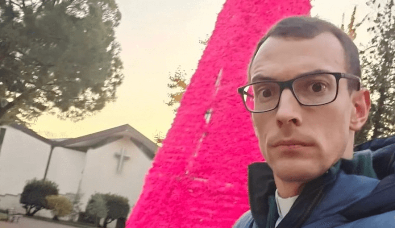 Don Ambrogio Mazzai, il prete di Verona contro l’albero fucsia del comune lancia un sondaggio a tinte omofobe (VIDEO)