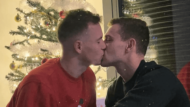 Jakub Jankto e il Natale d'amore con il fidanzato suggellato da un bellissimo bacio social - Jakub Jankto bacia Vojtech Stulik 1 - Gay.it