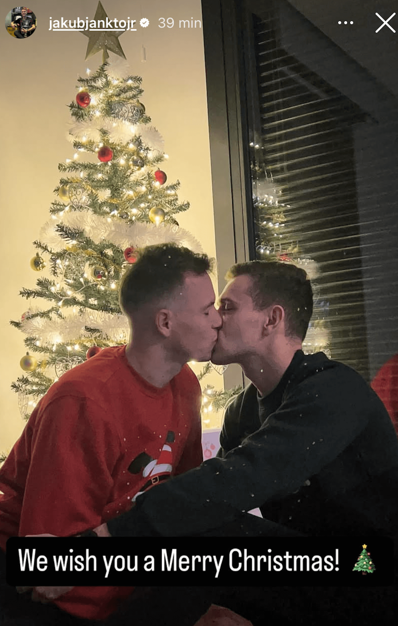 Jakub Jankto e il Natale d'amore con il fidanzato suggellato da un bellissimo bacio social - Jakub Jankto bacia Vojtech Stulik - Gay.it