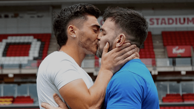 Josh Cavallo come Jakub Jankto, un bacio al futuro sposo Leighton Morrell per festeggiare l'anniversario - Joshua Cavallo come Jakub Jankto un bacio al futuro sposo per festeggiare lanniversario - Gay.it
