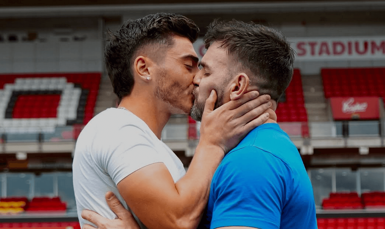 Josh Cavallo: "Ogni giorno ricevo minacce di morte", il calciatore investito dall'odio perché è gay - Joshua Cavallo come Jakub Jankto un bacio al futuro sposo per festeggiare lanniversario - Gay.it