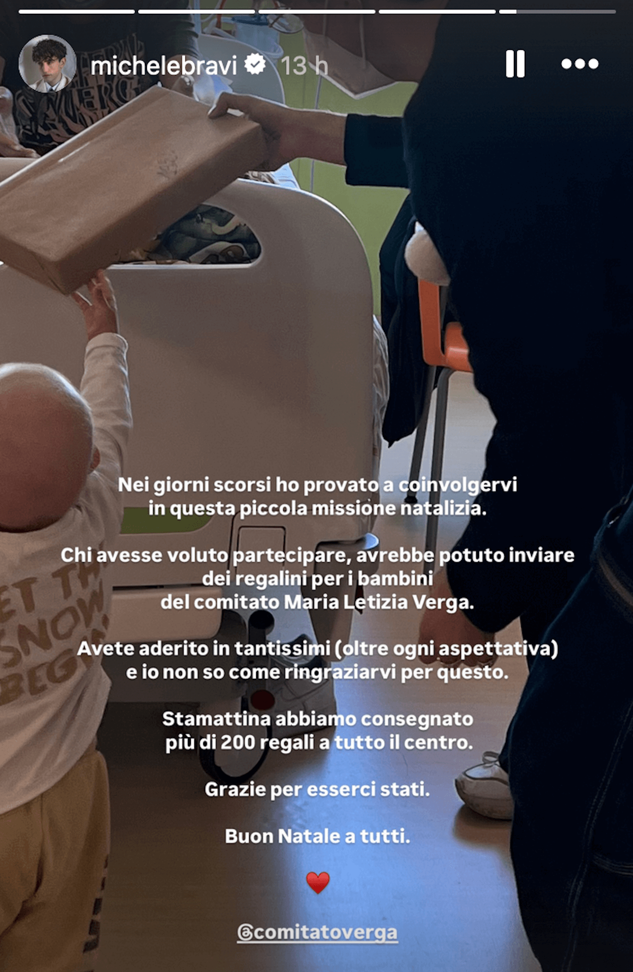 Michele Bravi versione babbo natale per i bambini malati di leucemia. Le foto social - Michele Bravi 2 - Gay.it