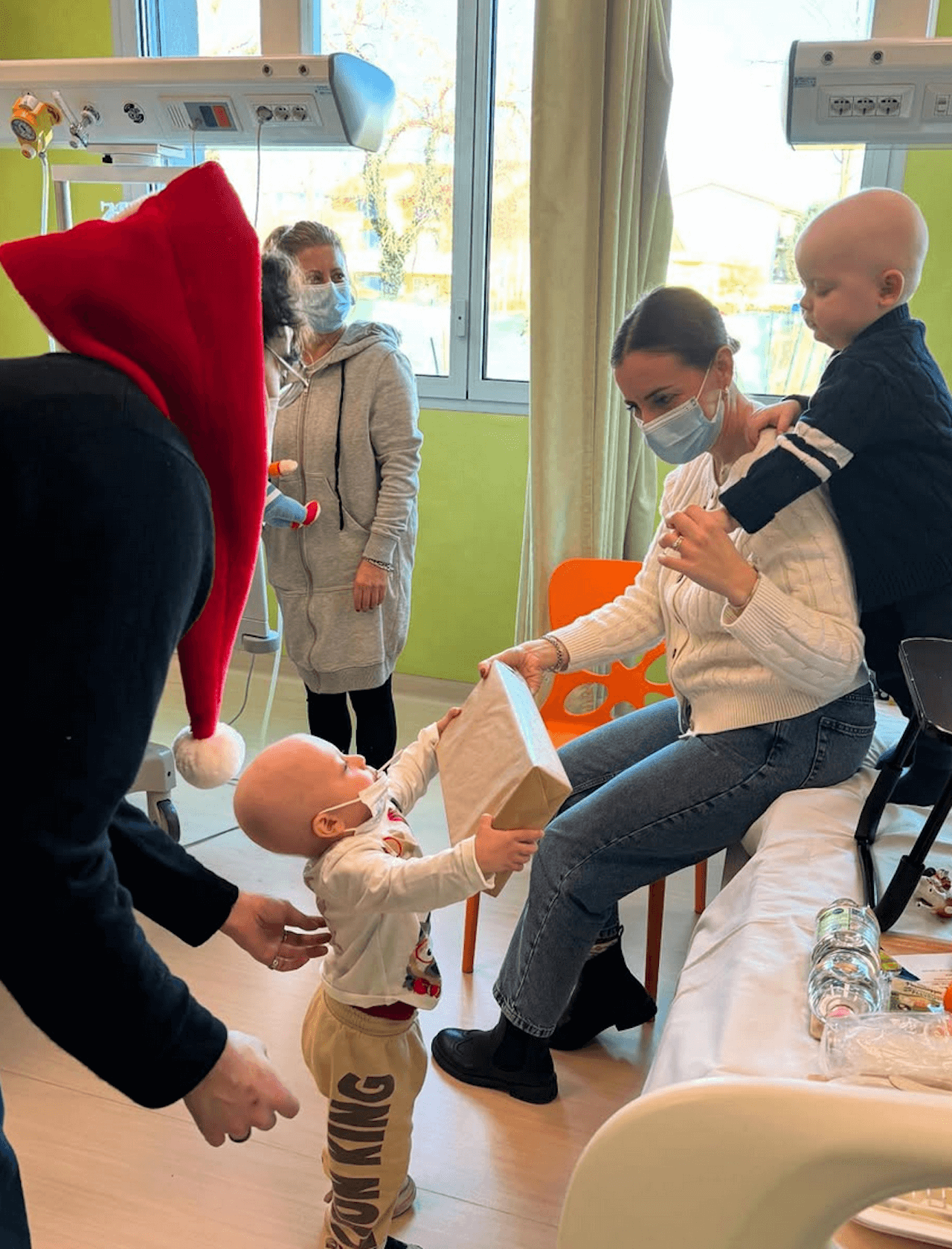 Michele Bravi versione babbo natale per i bambini malati di leucemia. Le foto social - Michele Bravi 3 - Gay.it
