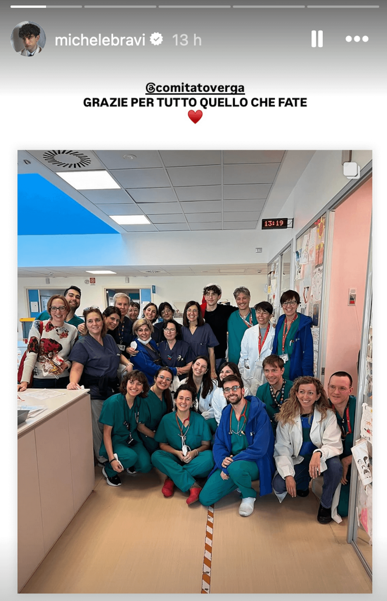 Michele Bravi versione babbo natale per i bambini malati di leucemia. Le foto social - Michele Bravi 4 - Gay.it