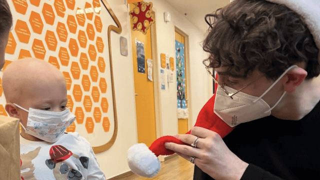 Michele Bravi versione babbo natale per i bambini malati di leucemia. Le foto social - Michele Bravi - Gay.it