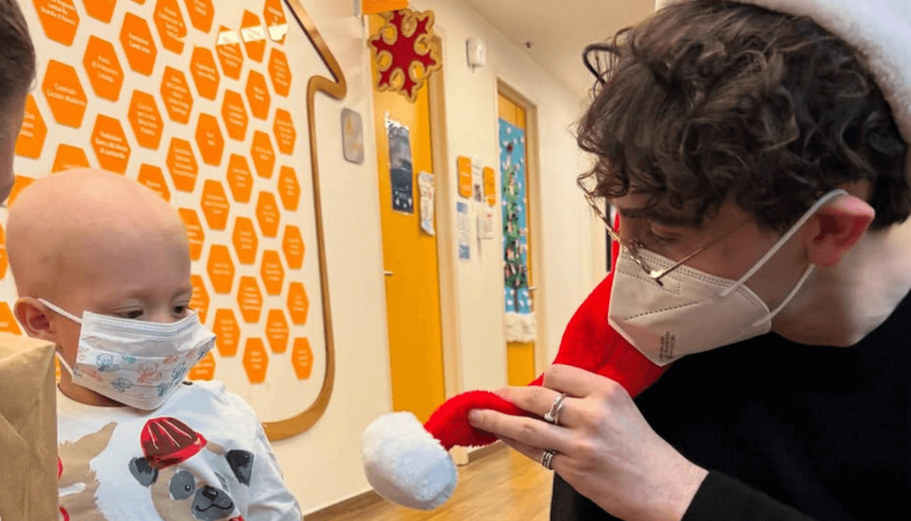 Michele Bravi versione babbo natale per i bambini malati di leucemia. Le foto social