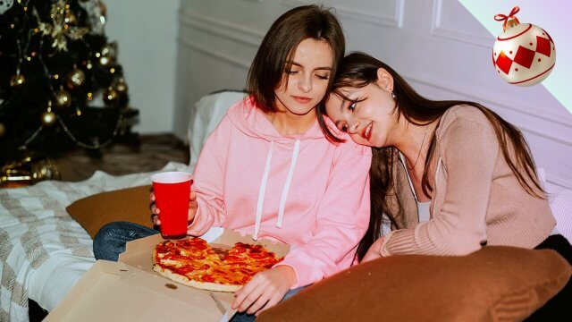 A Natale con i tuoi, ma chi sono i tuoi? Si possono passare le feste con la famiglia scelta? - Natale queer Gayit - Gay.it