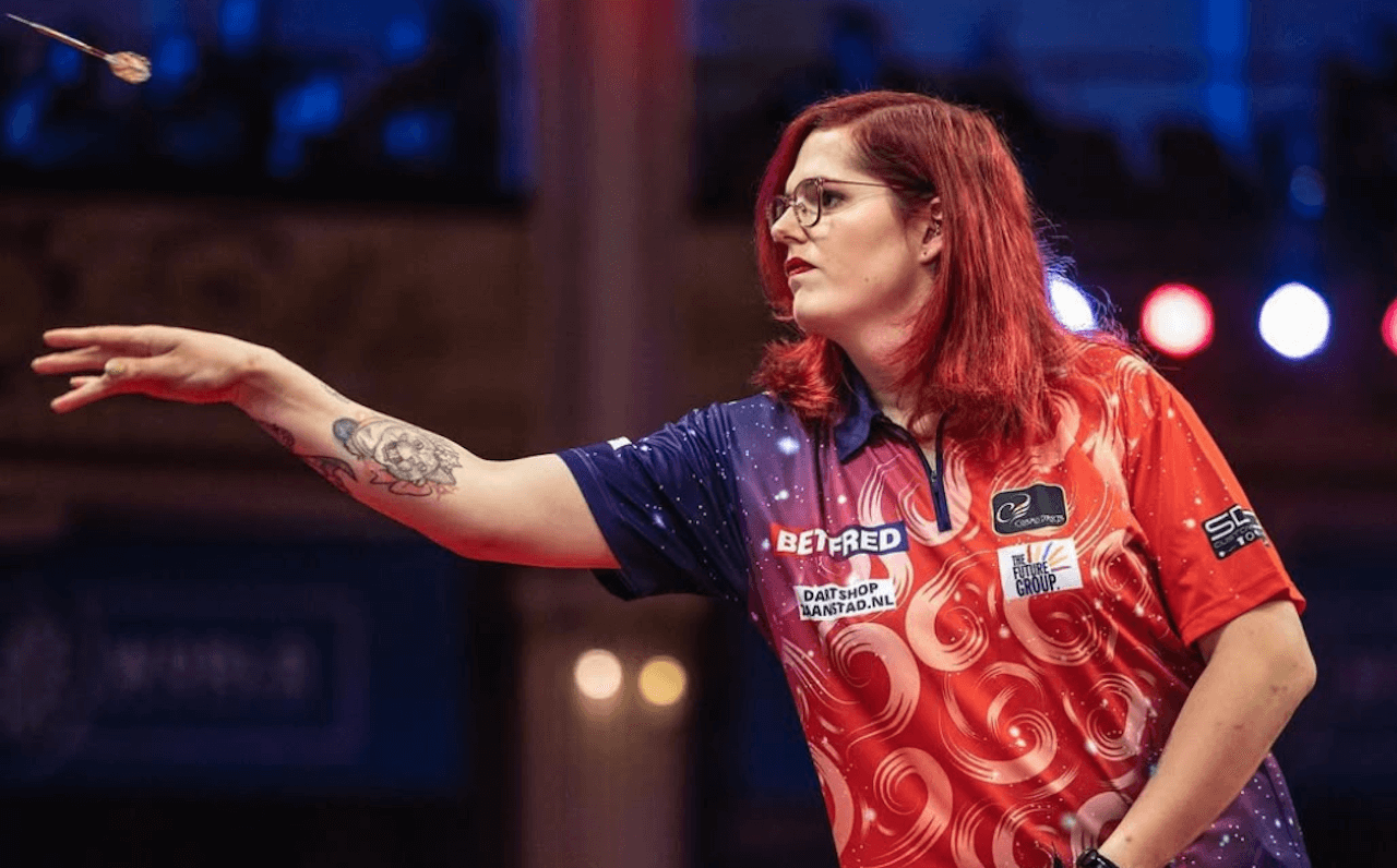Chi è Noa-Lynn van Leuven, prima giocatrice trans di freccette  a qualificarsi per i mondiali