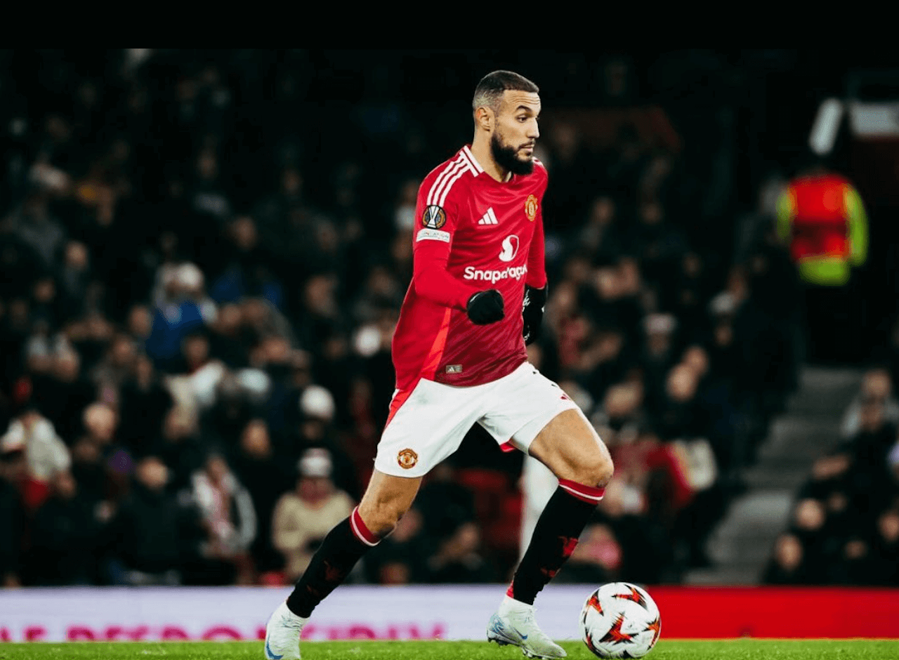 Mazraoui si rifiuta di indossare giacca rainbow perché musulmano e tutto il Manchester United cede al suo niet - Noussair Mazraoui 1 - Gay.it
