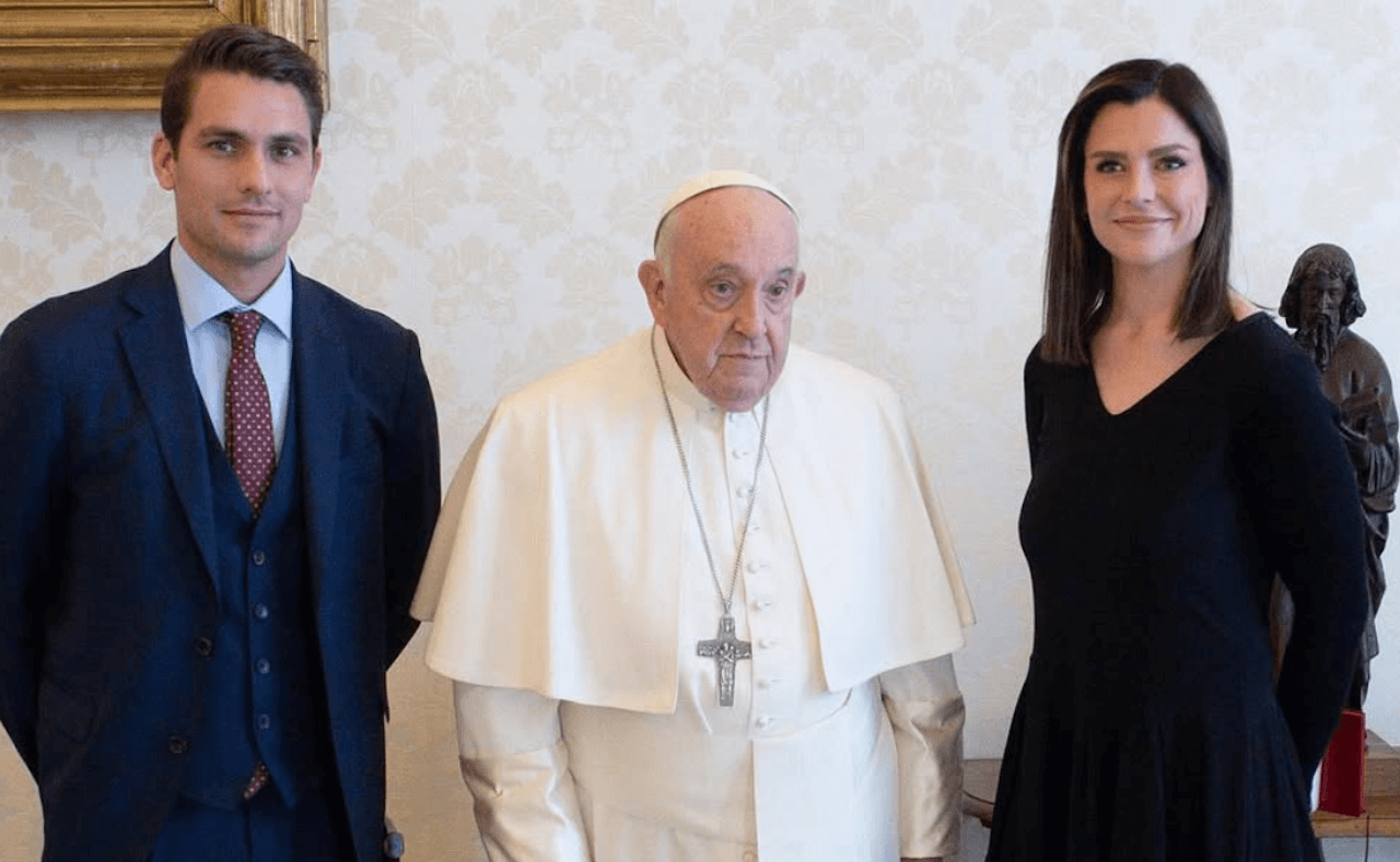 Atreju premia Olivia Maurel, "figlia della GPA che lotta per vietarla". Ma non è propriamente così - Olivia Maurel e il Papa - Gay.it