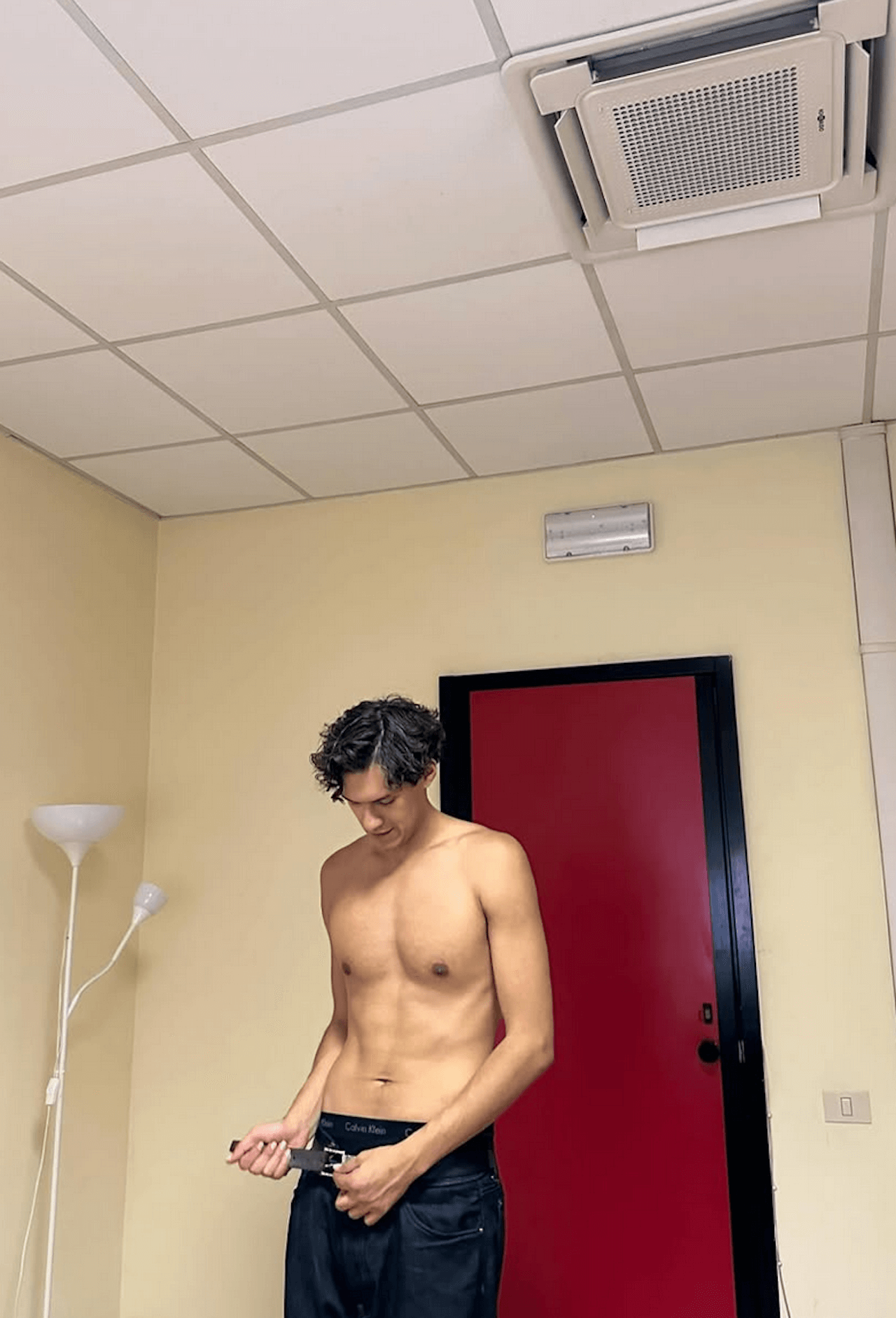 Omar Apollo nudo e sdendato sul set di Queer di Luca Guadagnino, le foto social e le sue verità - Omar Apollo nudo - Gay.it