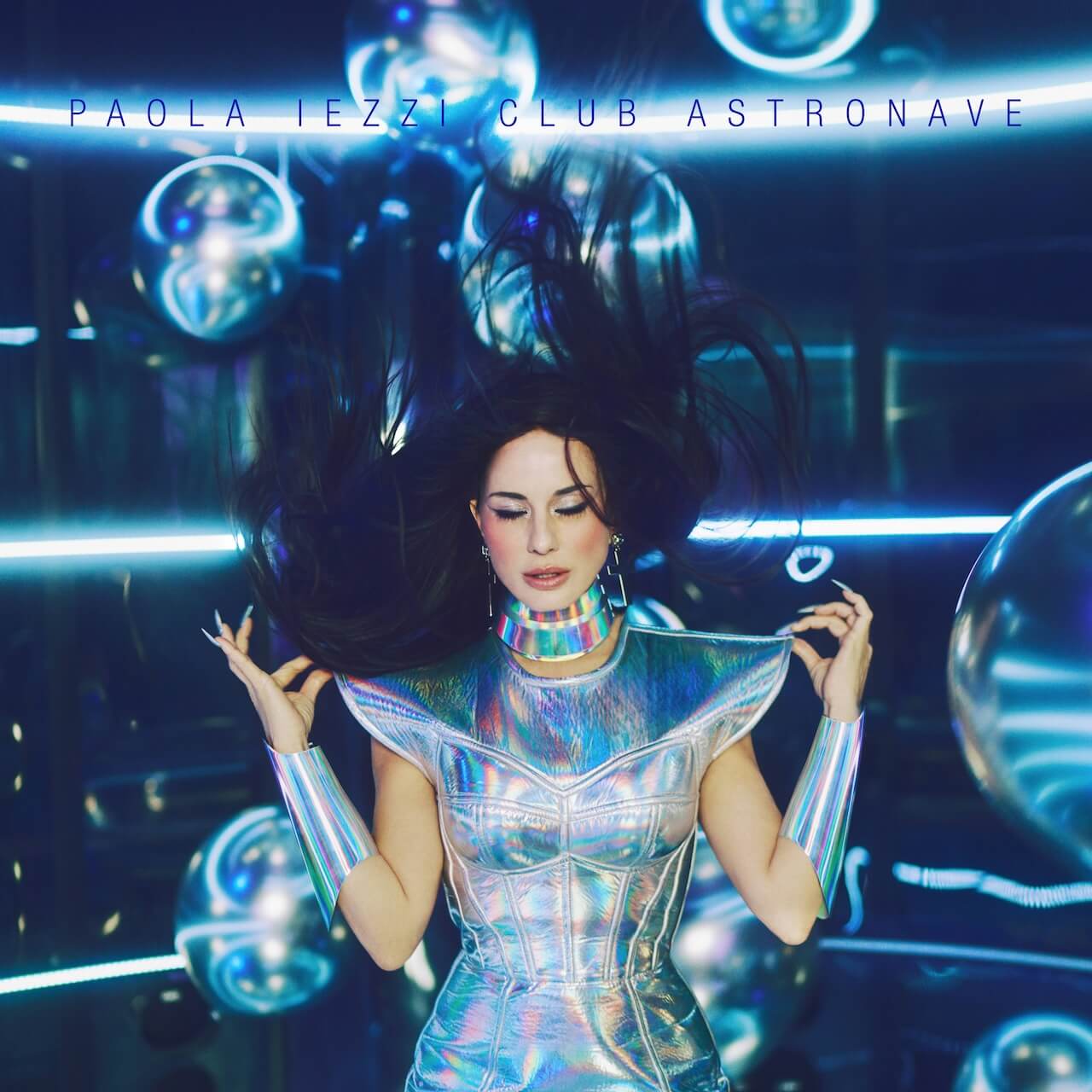 Paola Iezzi, Club Astronave è il suo nuovo singolo dance-pop da solista - Paola Iezzi cover Club Astronave1 - Gay.it