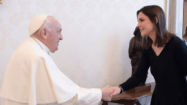 Atreju premia Olivia Maurel, "figlia della GPA che lotta per vietarla". Ma non è propriamente così - Papa Francesco e Olivia Maurel - Gay.it