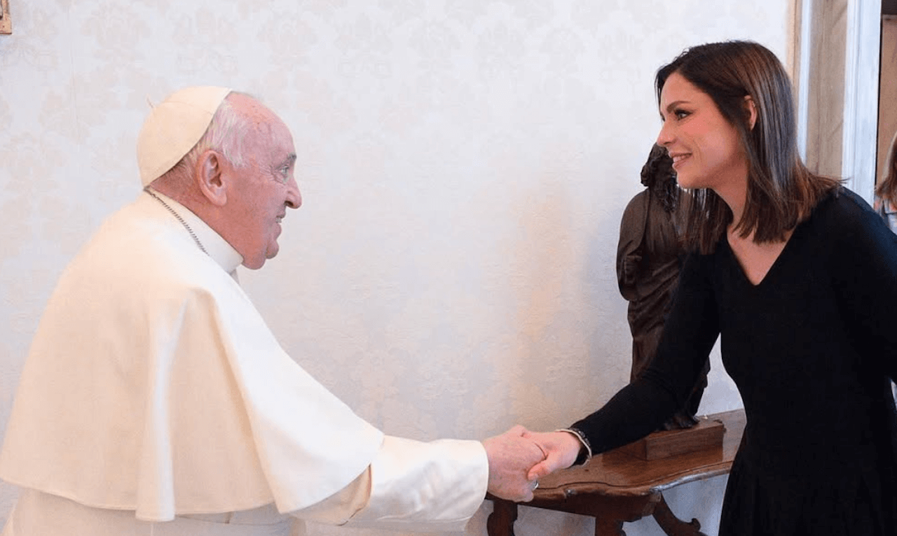 Atreju premia Olivia Maurel, “figlia della GPA che lotta per vietarla”. Ma non è propriamente così