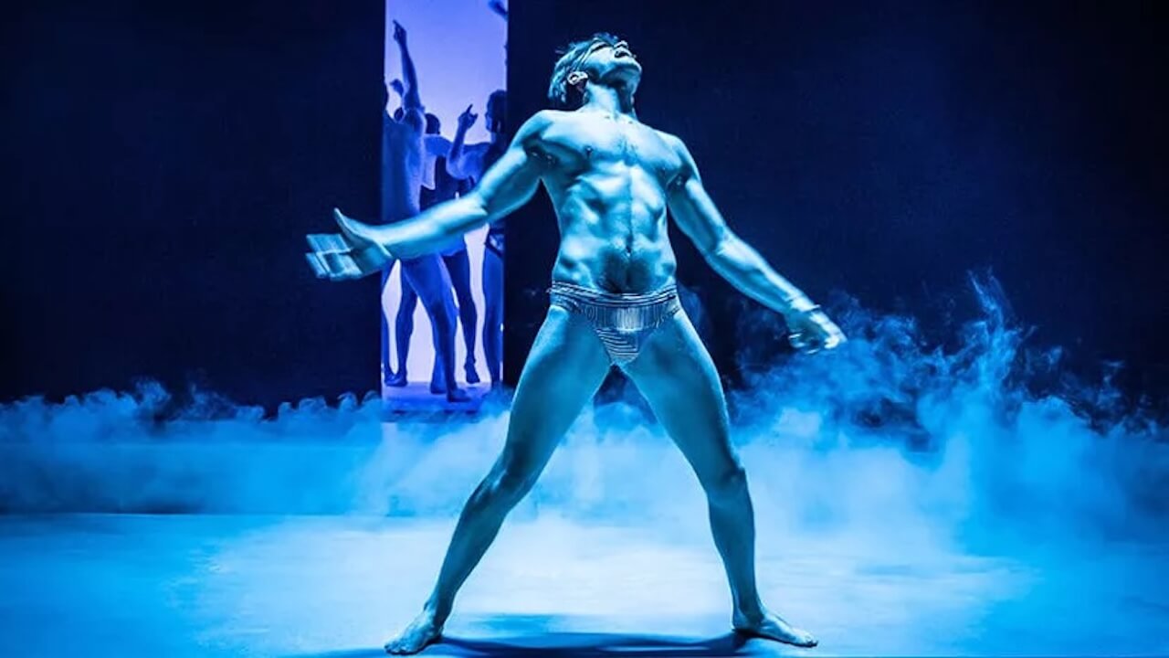 Biancaneve in live-action: Ecco Andrew Burnap, l'attore queer che interpreta il Principe Azzurro (VIDEO) - Photo Credit Marc Brenner ‘The Inheritance - Gay.it