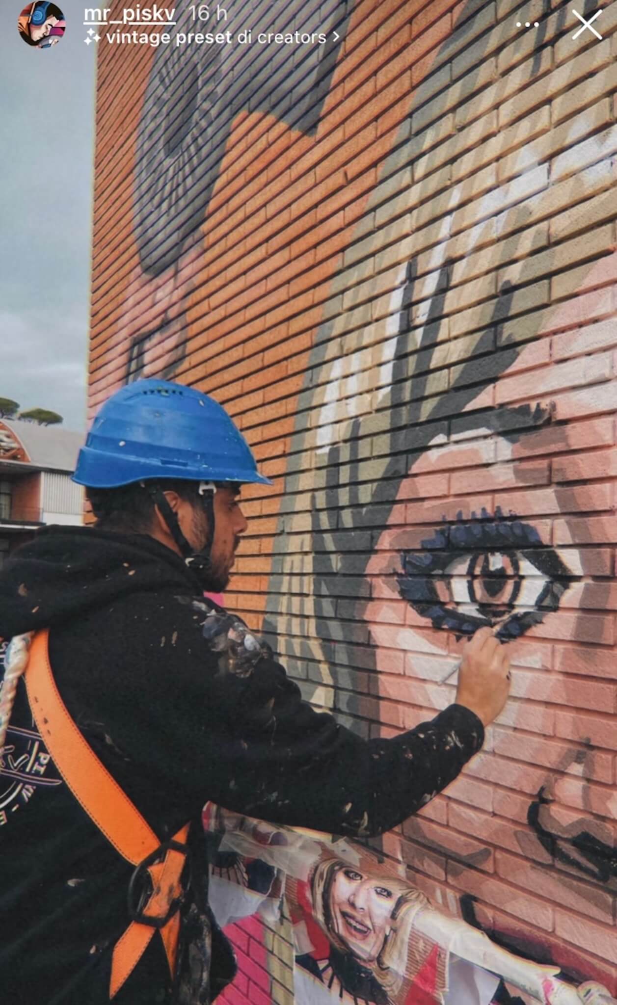 Raffella Carrà, un gigantesco murale sulla facciata del Centro Rai di Via Teulada - Raffella Carra un gigantesco murale sulla facciata del Centro Rai di Via Teulada 1 - Gay.it
