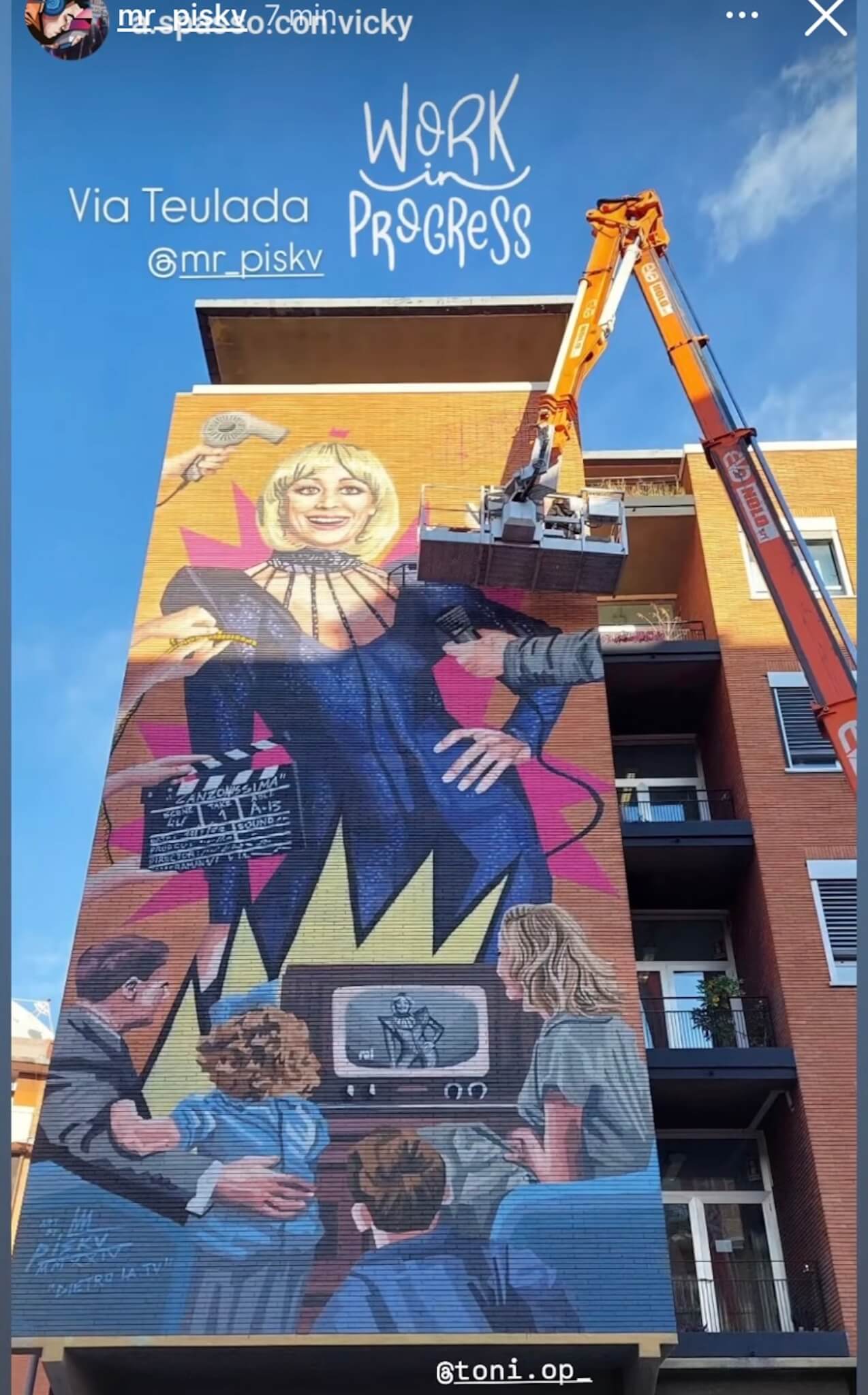 Raffella Carrà, un gigantesco murale sulla facciata del Centro Rai di Via Teulada - Raffella Carra un gigantesco murale sulla facciata del Centro Rai di Via Teulada 3 - Gay.it