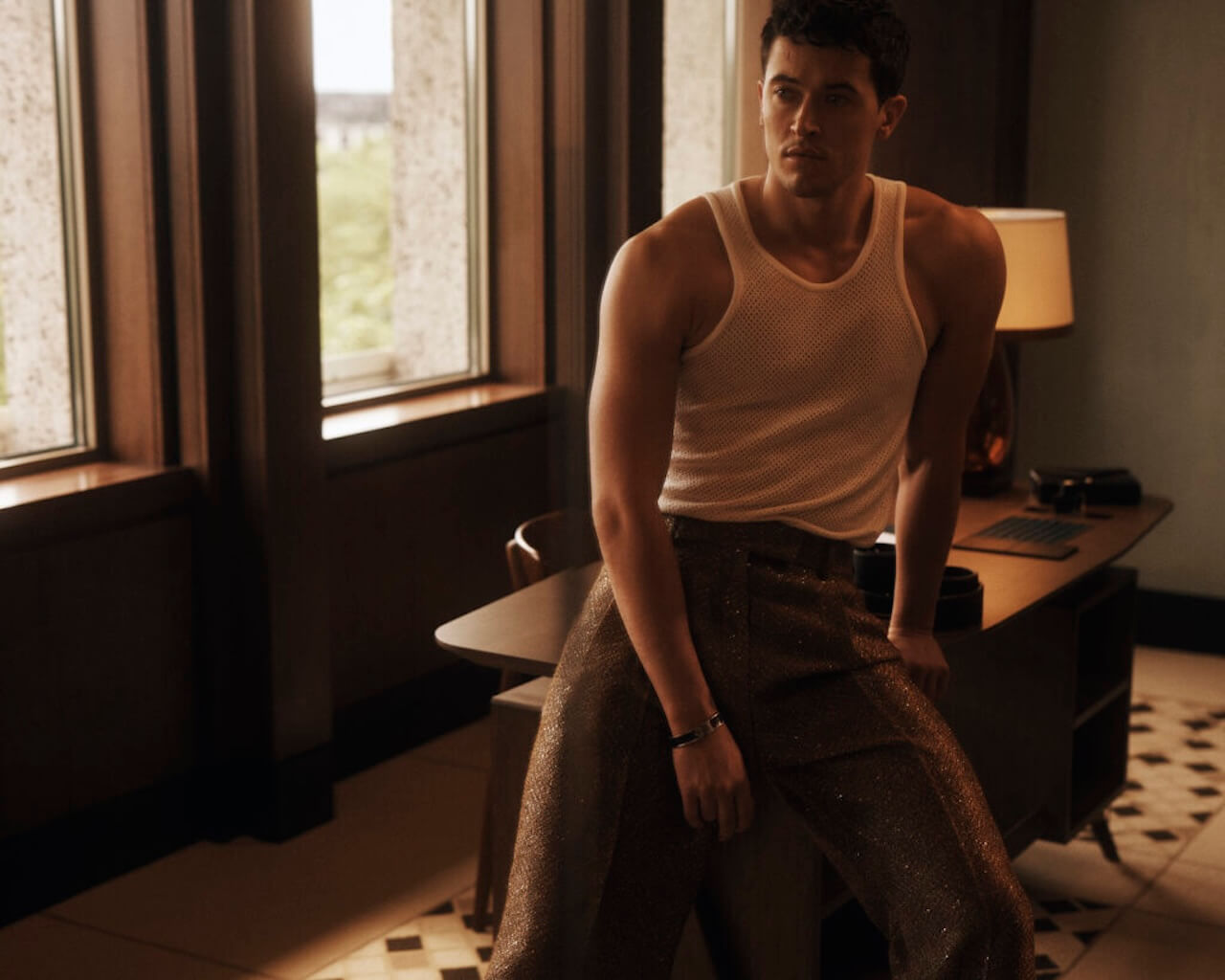 Plainclothes, 1a immagine del film con Russell Tovey che si innamora di un uomo che deve incastrare e arrestare - Tom Blyth per V Man - Gay.it