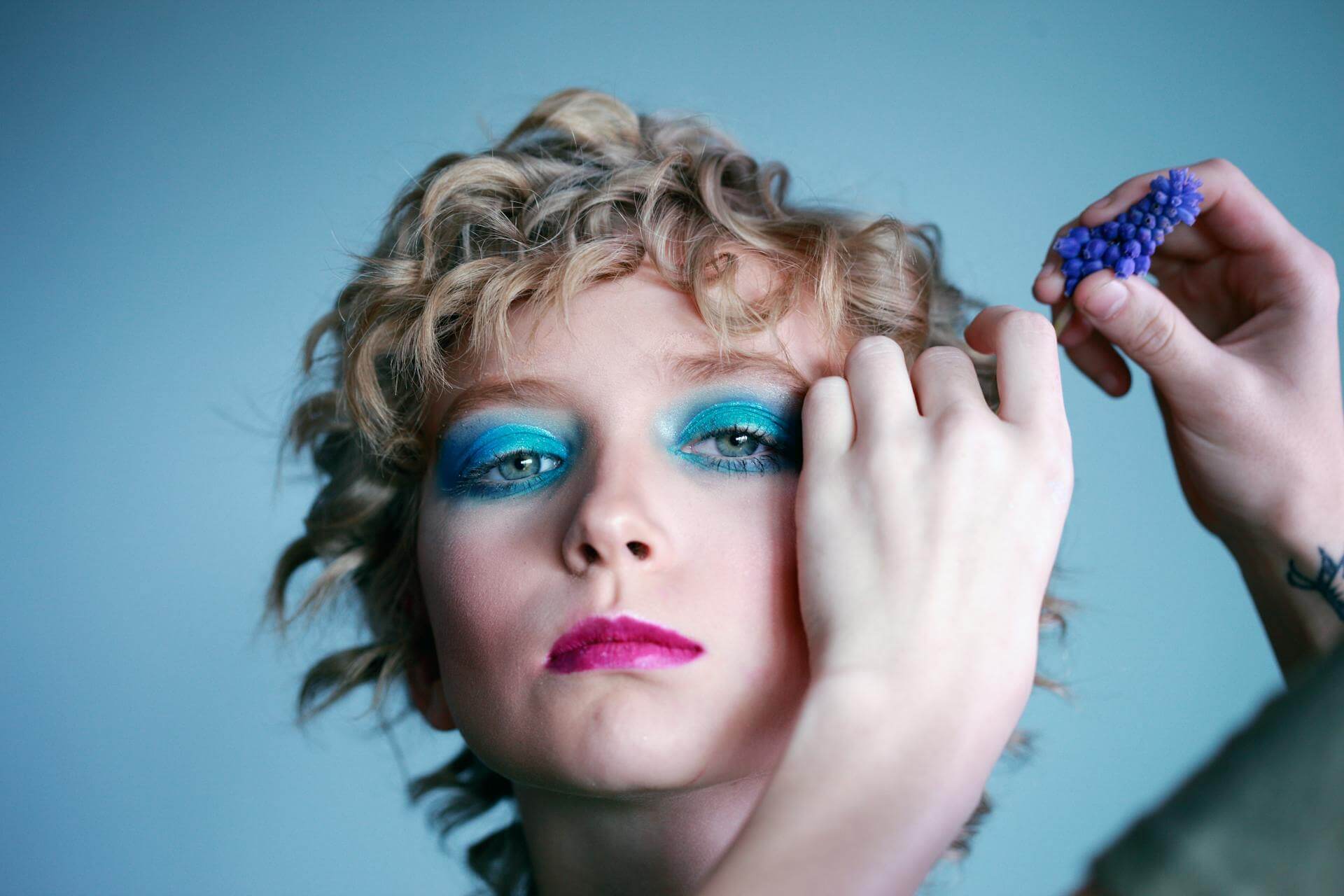 Cosa significa “genderfluid”: le nostre risposte a 12 domande comuni