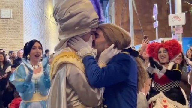 Aladdin e il principe della Bella e la Bestia si sposano, la proposta di nozze è virale (VIDEO) - Aladdin e il principe della Bella e la Bestia si sposano la proposta di nozze e virale VIDEO - Gay.it