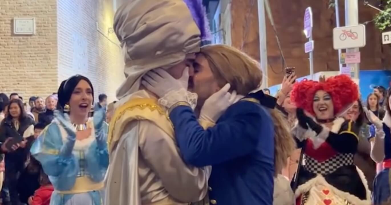 Aladdin e il principe della Bella e la Bestia si sposano, la proposta di nozze è virale (VIDEO)