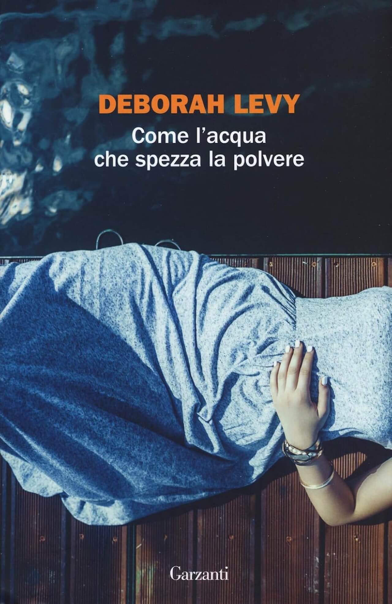 Hot Milk, il romanzo di Deborah Levy diventa storia d'amore queer tra Emma Mackey e Fiona Shaw - Come lacqua che spezza la polvere - Gay.it