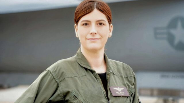 Emily Shilling, l'aviatrice trans che sbugiarda Trump: "Sono la prova vivente che siamo qualificatə per servire il nostro Paese" - Commander Emily Shilling photo 1 - Gay.it