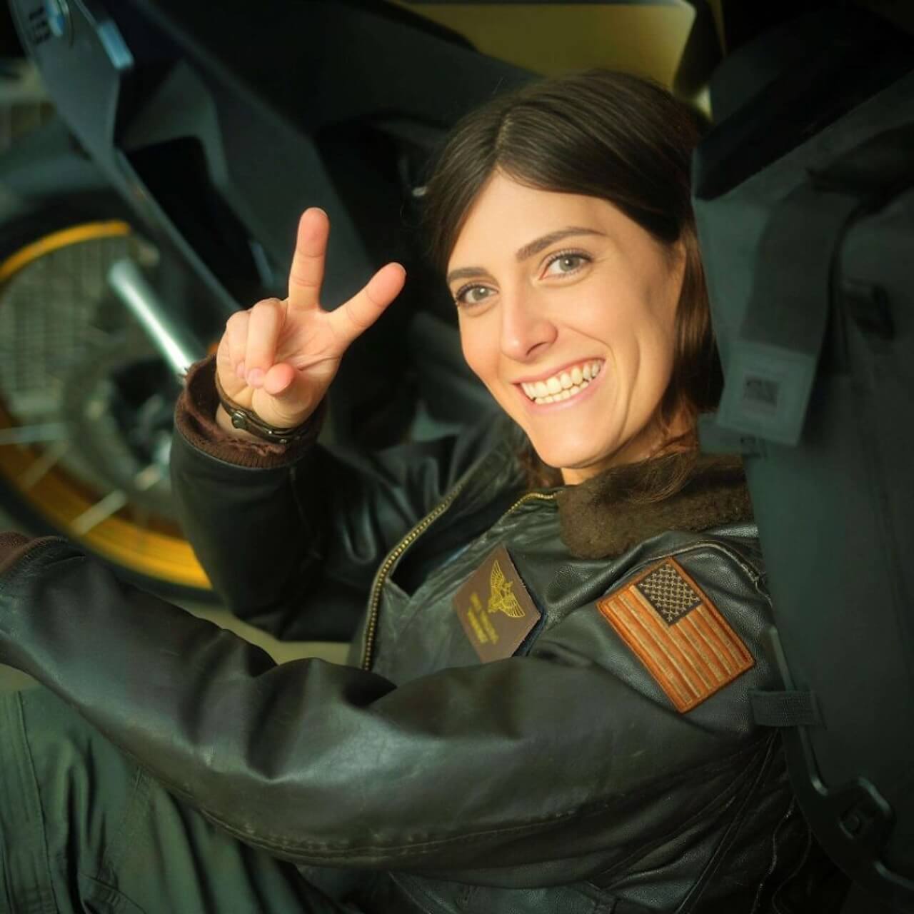 Emily Shilling, l'aviatrice trans che sbugiarda Trump: "Sono la prova vivente che siamo qualificatə per servire il nostro Paese" - Commander Emily Shilling photo 3 - Gay.it