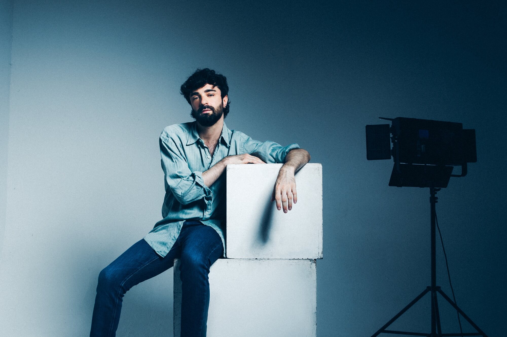 Daniele Gattano a Gay.it: “Chi è che definisce la stand-up comedy sexy? Io non mi sento così” – Intervista