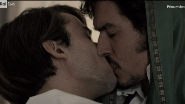 Giacomo Leopardi bacia Antonio Ranieri nella fiction Rai, il video - Leopardi bacio gay - Gay.it