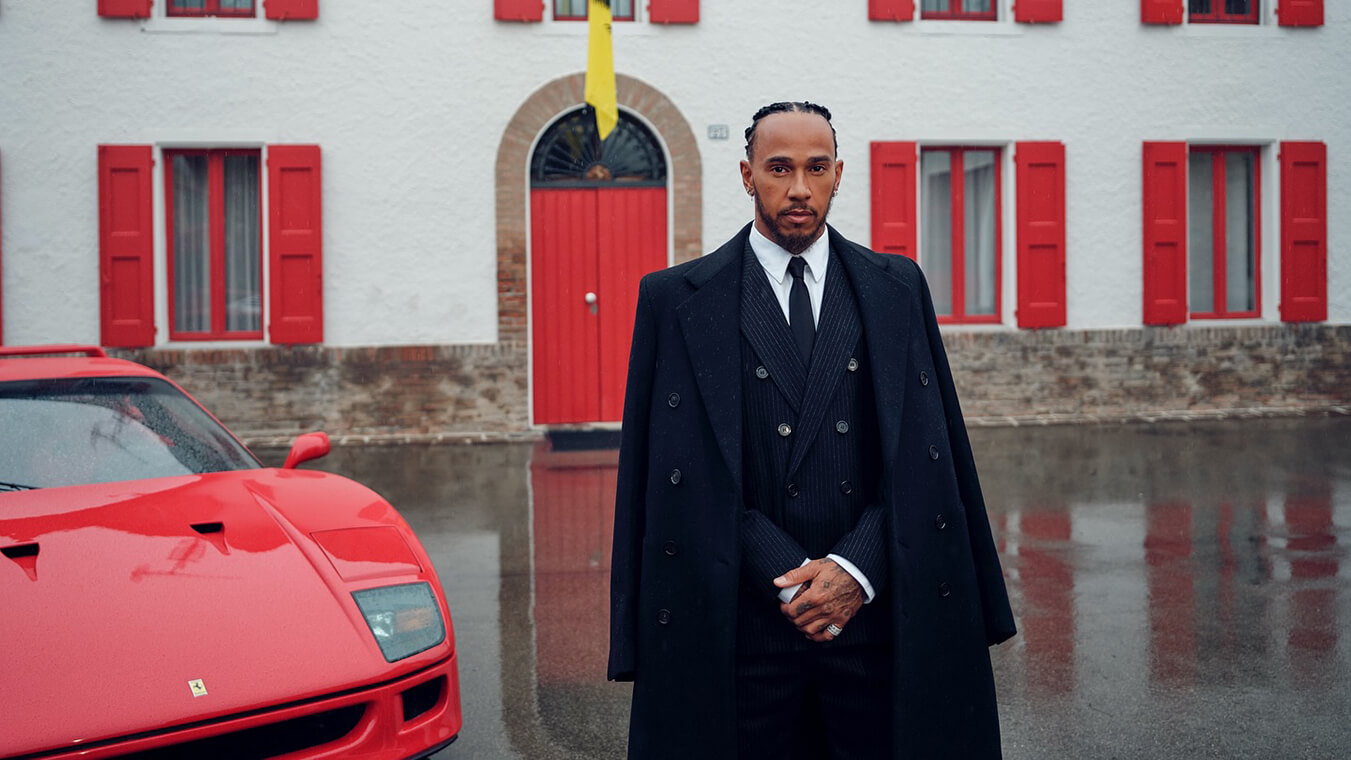 Glamour minimale italiano: così Lewis ha celebrato il suo arrivo in Ferrari, la foto è dal suo account IG. Idolo!
