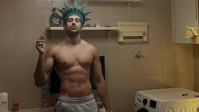 Mahmood da New York festeggia il primato di Tuta Gold: è il brano più venduto del 2024 - Mahmood - Gay.it