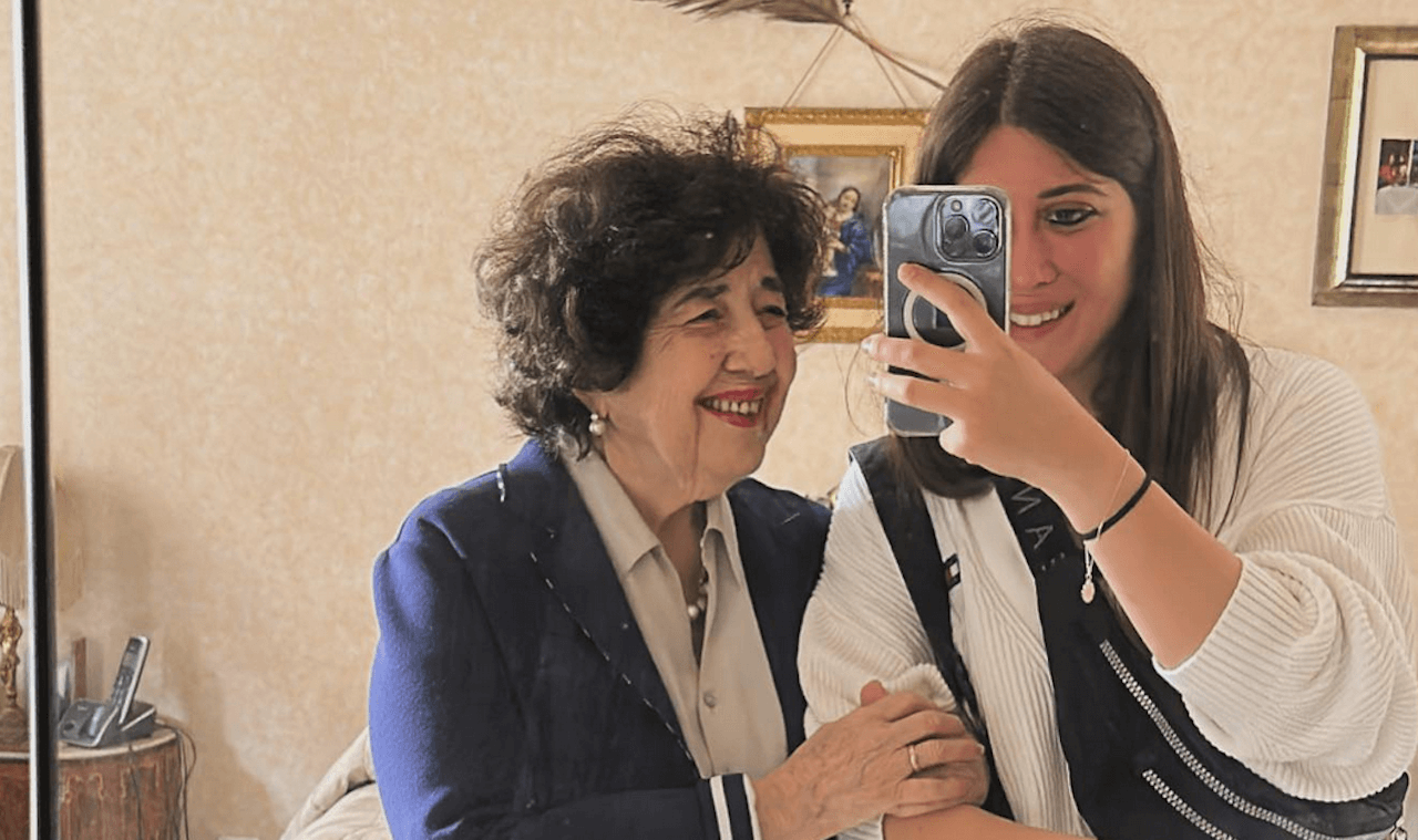 Martina e il coming out con sua nonna di 91 anni, la reazione è dolcissima (VIDEO)
